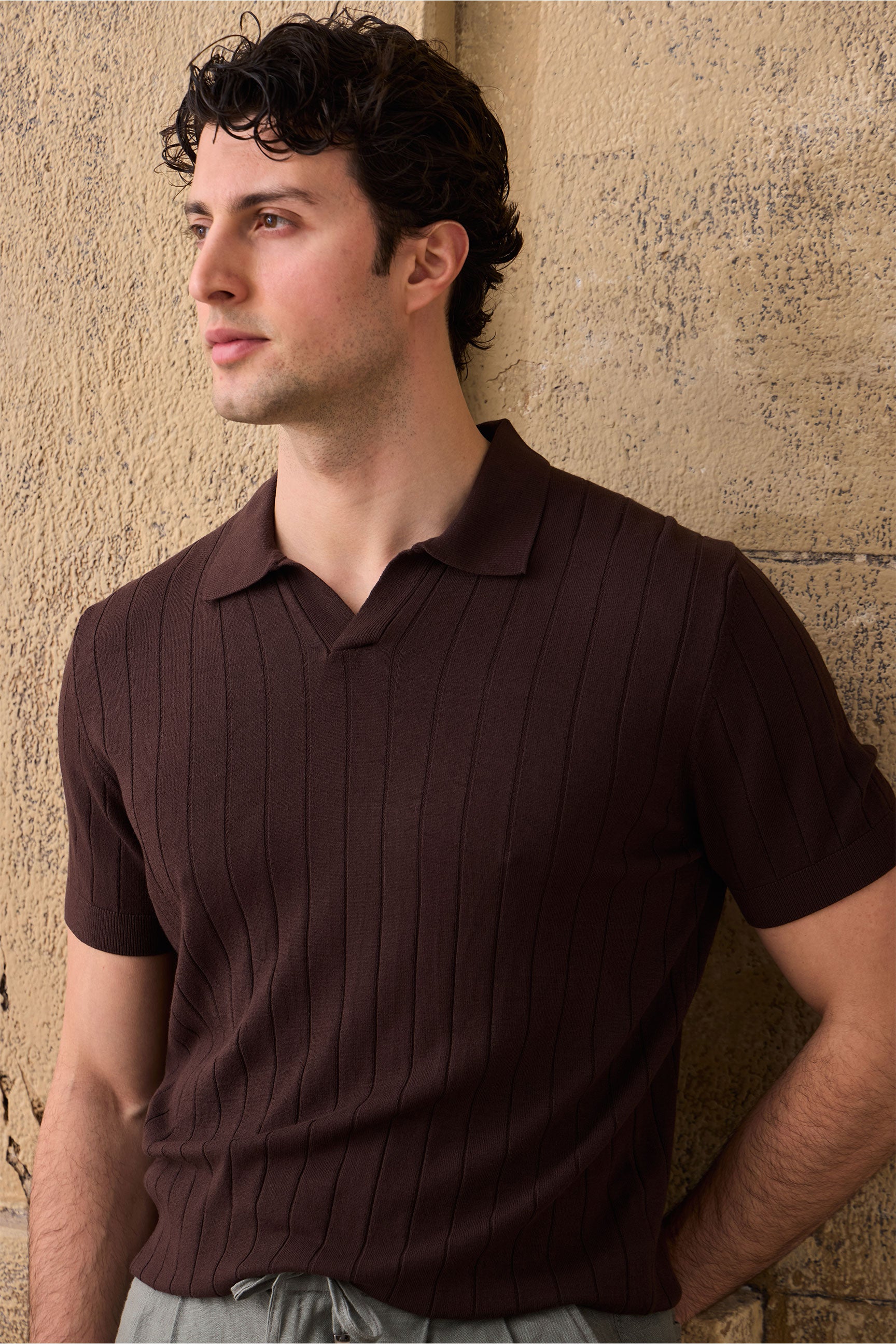 Polo de punto acanalado marrón para hombre
