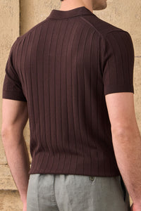 Polo de punto acanalado marrón para hombre
