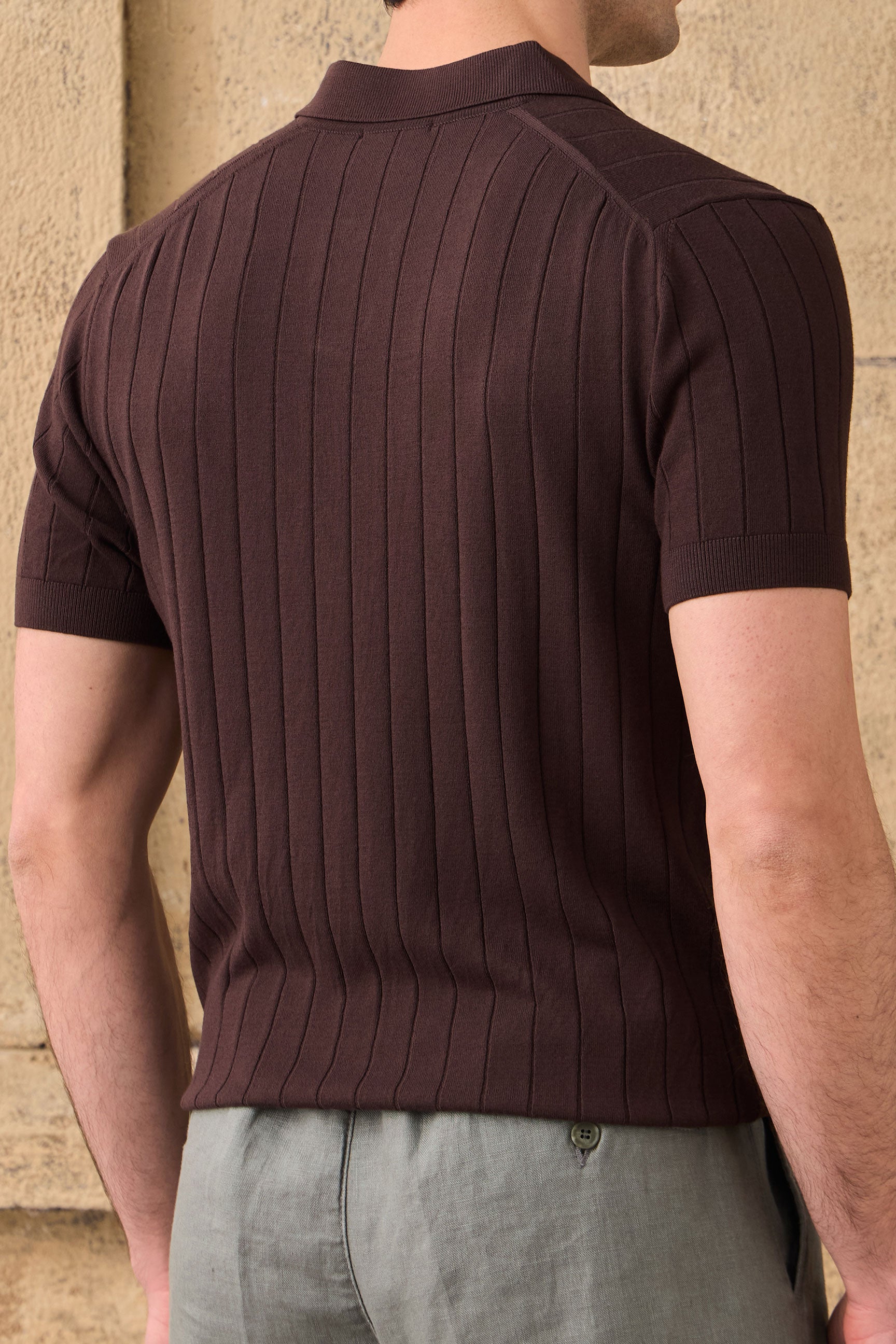 Polo de punto acanalado marrón para hombre