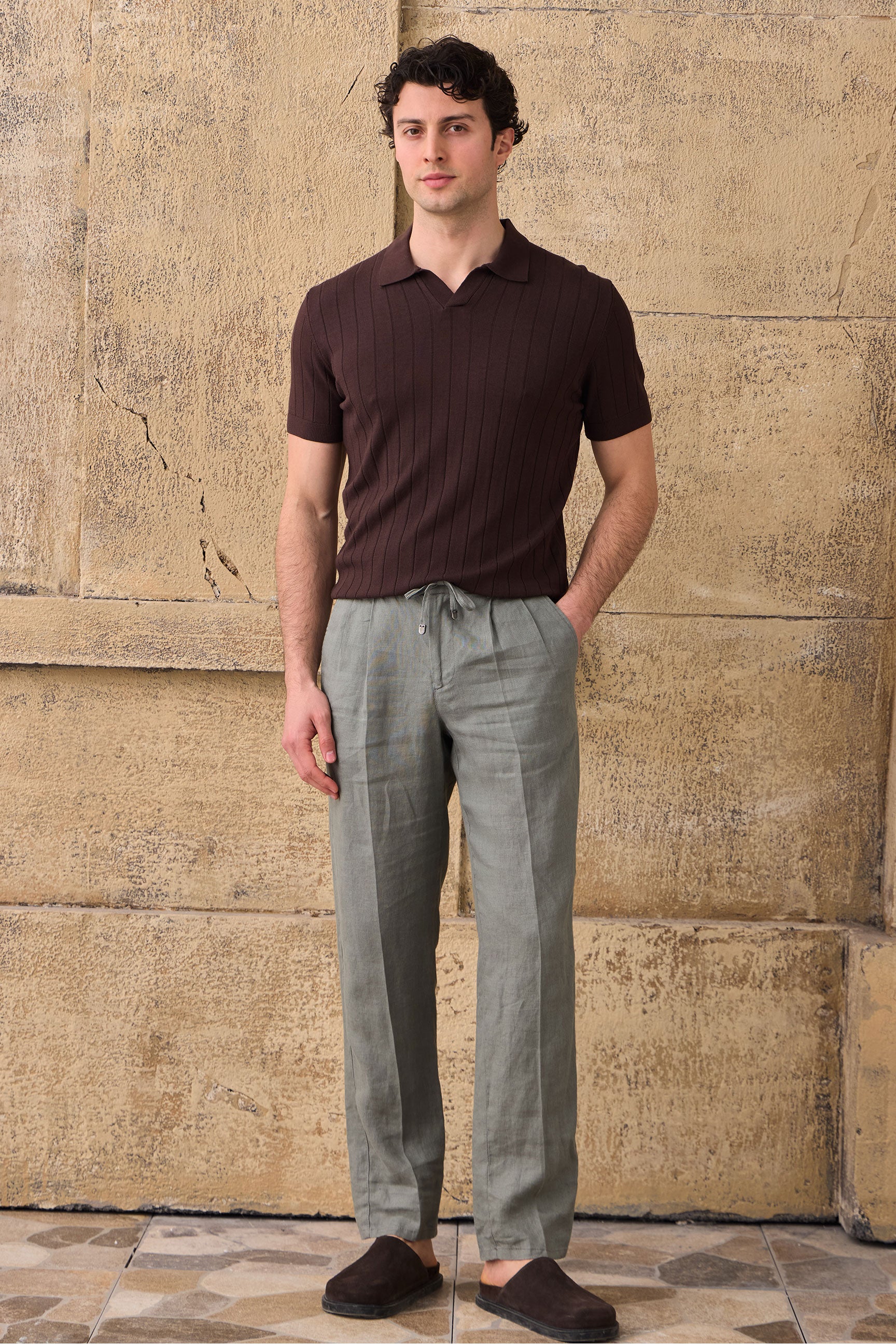 Polo de punto acanalado marrón para hombre