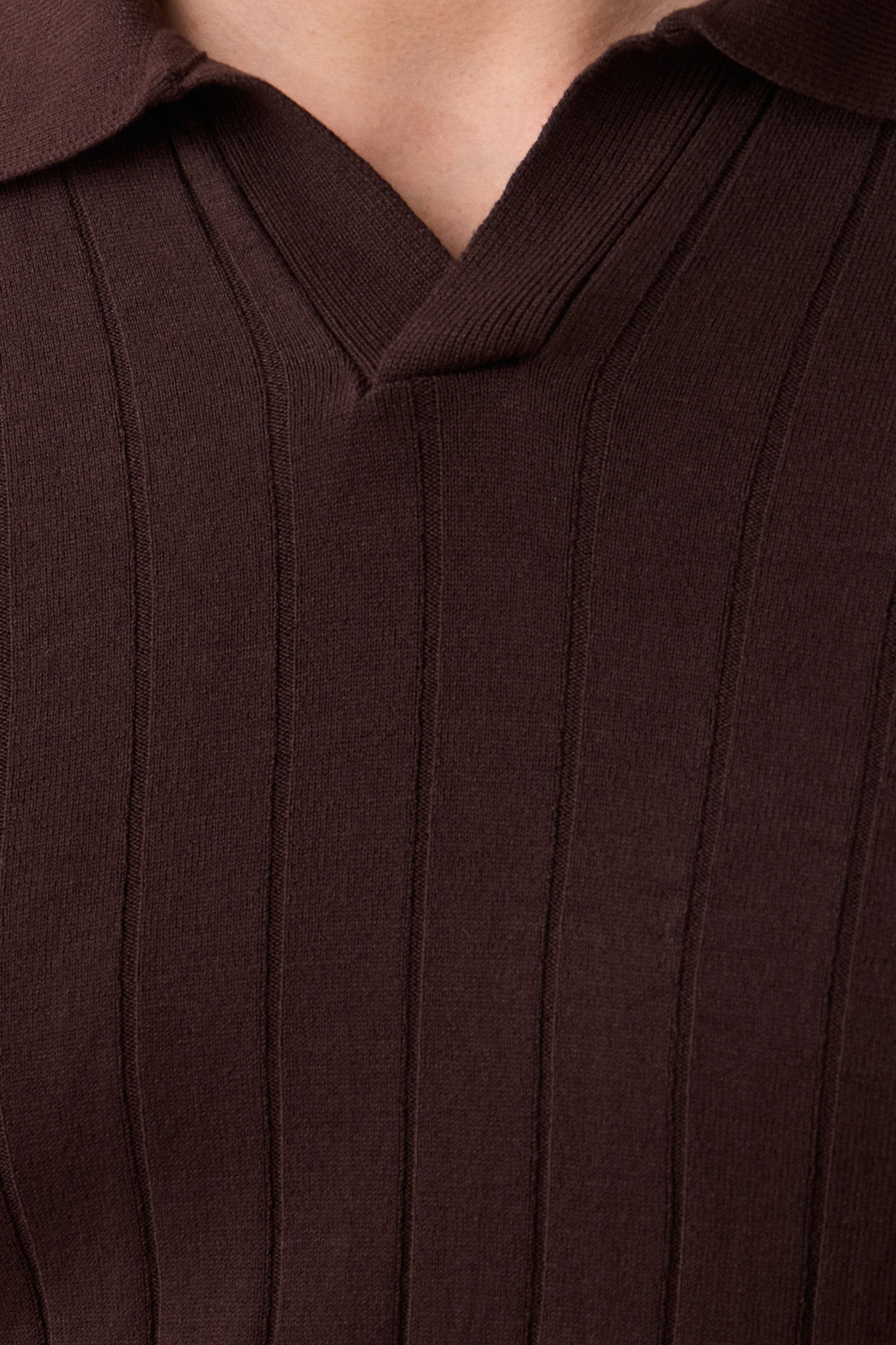 Polo de punto acanalado marrón para hombre