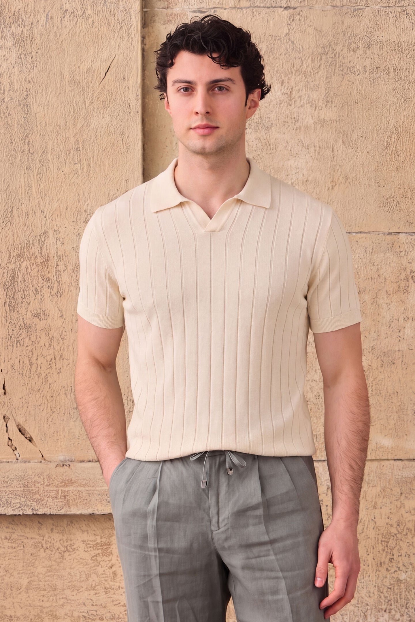 Polo de punto acanalado color crema para hombre