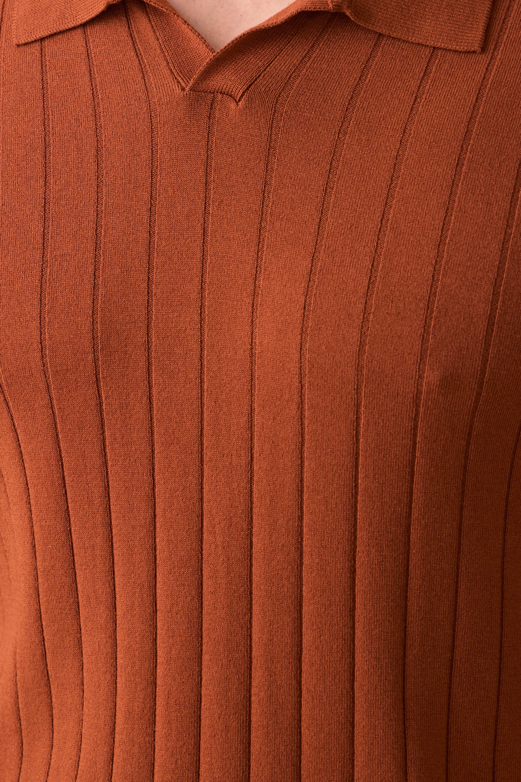 Polo de punto acanalado color naranja óxido para hombre
