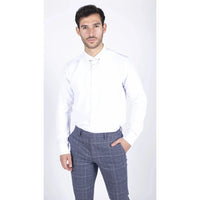 Camisa blanca de popelina para hombre con botones, barra y cadena, estilo clásico formal.