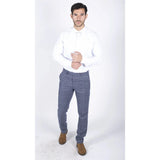 Camisa blanca de popelina para hombre con botones, barra y cadena, estilo clásico formal.