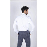 Camisa blanca de popelina para hombre con botones, barra y cadena, estilo clásico formal.