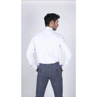 Camisa blanca de popelina para hombre con botones, barra y cadena, estilo clásico formal.