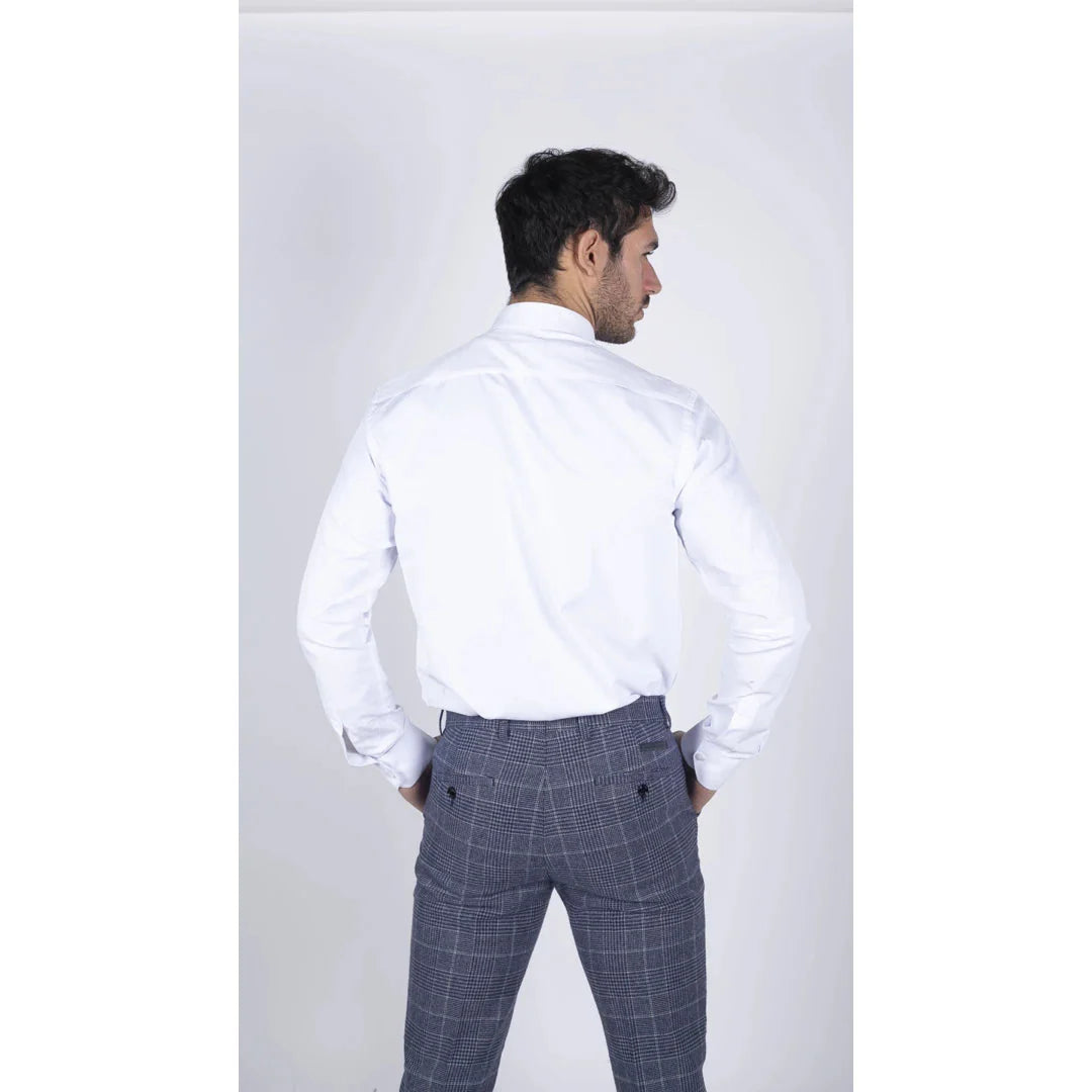 Camisa blanca de popelina para hombre con botones, barra y cadena, estilo clásico formal.
