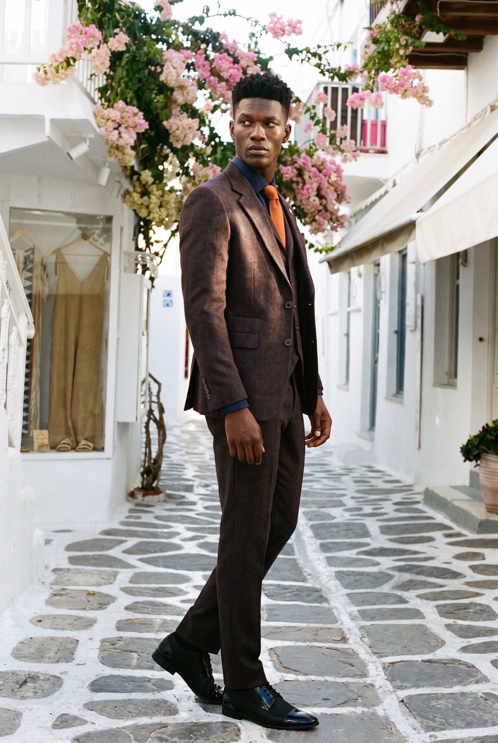 Look #993 styled with Traje de tres piezas de tweed color ciruela con estampado de espiga para hombre
