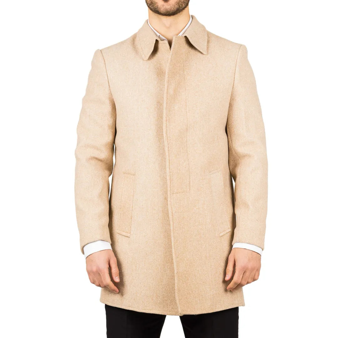 Abrigo clásico de hombre de mezcla de lana color beige.