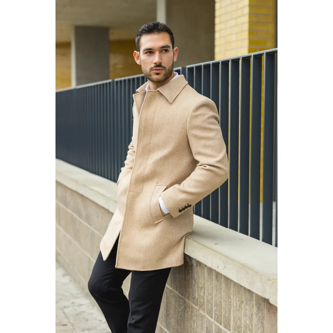 Abrigo clásico de hombre de mezcla de lana color beige.