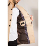 Abrigo clásico de hombre de mezcla de lana color beige.