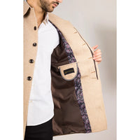 Abrigo clásico de hombre de mezcla de lana color beige.