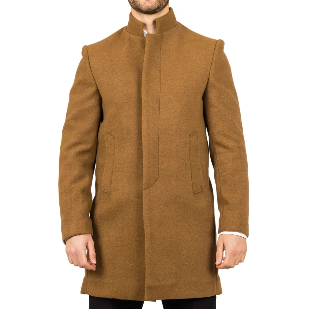 Abrigo de hombre color camel con cuello alto, confeccionado en mezcla de lana.