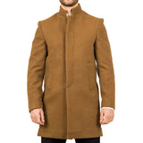 Abrigo de hombre color camel con cuello alto, confeccionado en mezcla de lana.