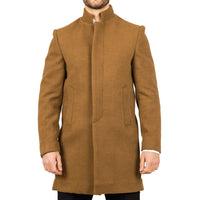 Abrigo de hombre color camel con cuello alto, confeccionado en mezcla de lana.
