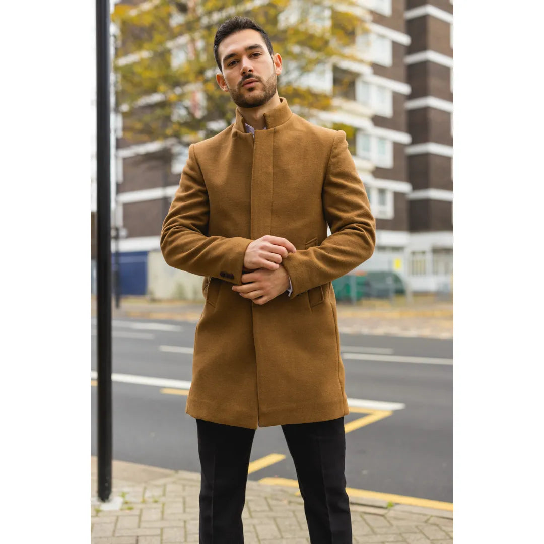 Abrigo de hombre color camel con cuello alto, confeccionado en mezcla de lana.