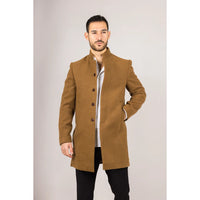 Abrigo de hombre color camel con cuello alto, confeccionado en mezcla de lana.