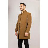 Abrigo de hombre color camel con cuello alto, confeccionado en mezcla de lana.
