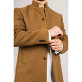 Abrigo de hombre color camel con cuello alto, confeccionado en mezcla de lana.