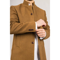 Abrigo de hombre color camel con cuello alto, confeccionado en mezcla de lana.