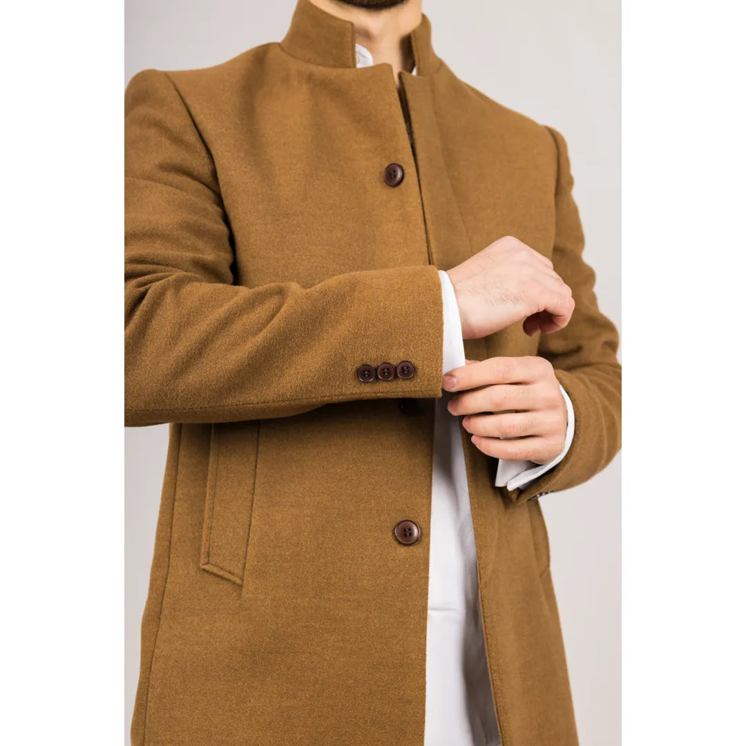 Abrigo de hombre color camel con cuello alto, confeccionado en mezcla de lana.