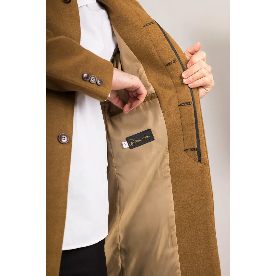 Abrigo de hombre color camel con cuello alto, confeccionado en mezcla de lana.
