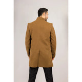 Abrigo de hombre color camel con cuello alto, confeccionado en mezcla de lana.