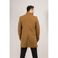 Abrigo de hombre color camel con cuello alto, confeccionado en mezcla de lana.