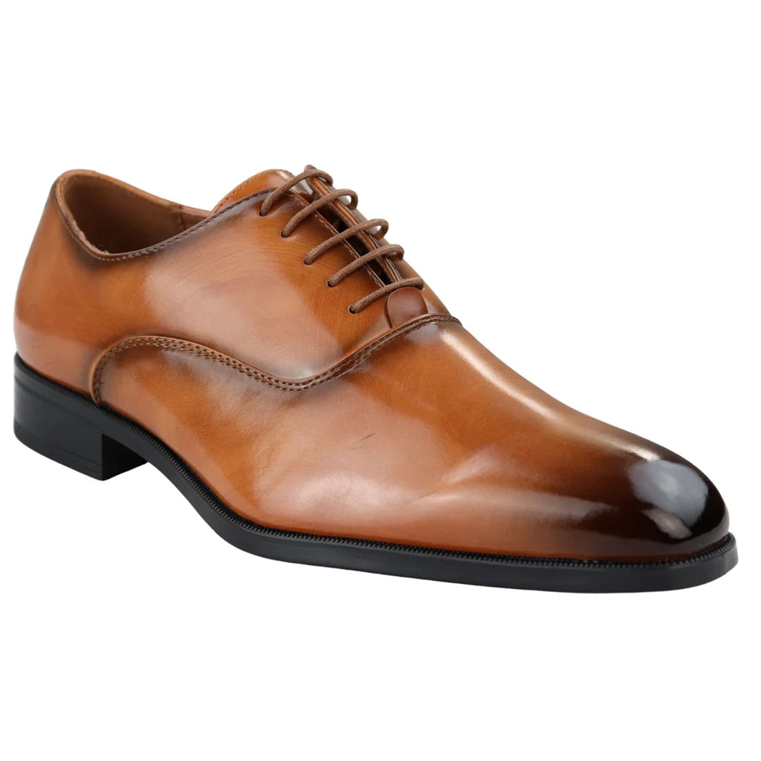 Zapatos Oxford elegantes y formales de charol color camel para hombre, con cordones brillantes y punta redonda clásica.