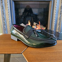 Mocasines verdes de charol con borlas para hombre