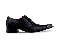 Zapatos de hombre negros de charol con puntera metálica