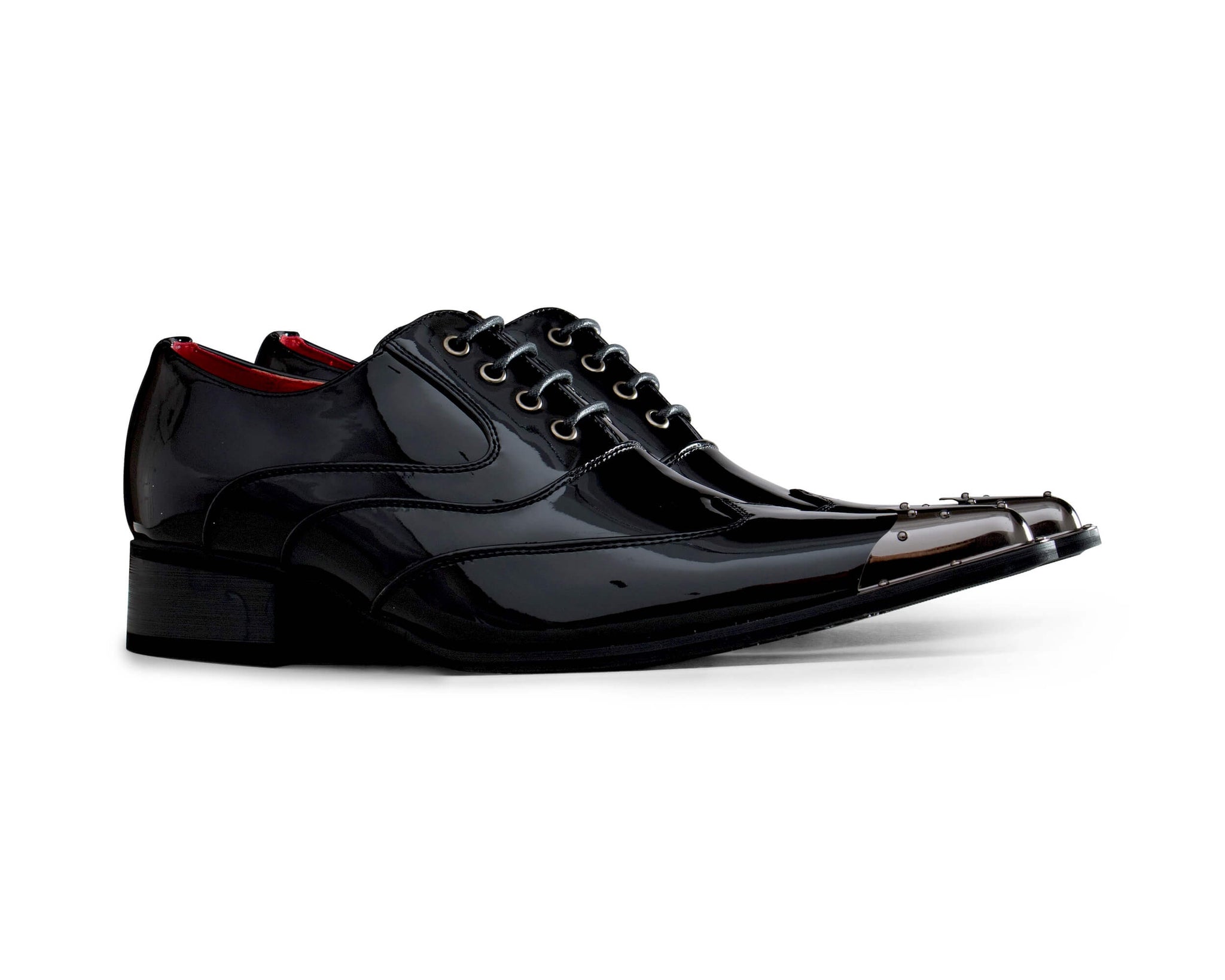 Zapatos de hombre negros de charol con puntera metálica