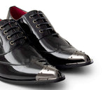 Zapatos de hombre negros de charol con puntera metálica