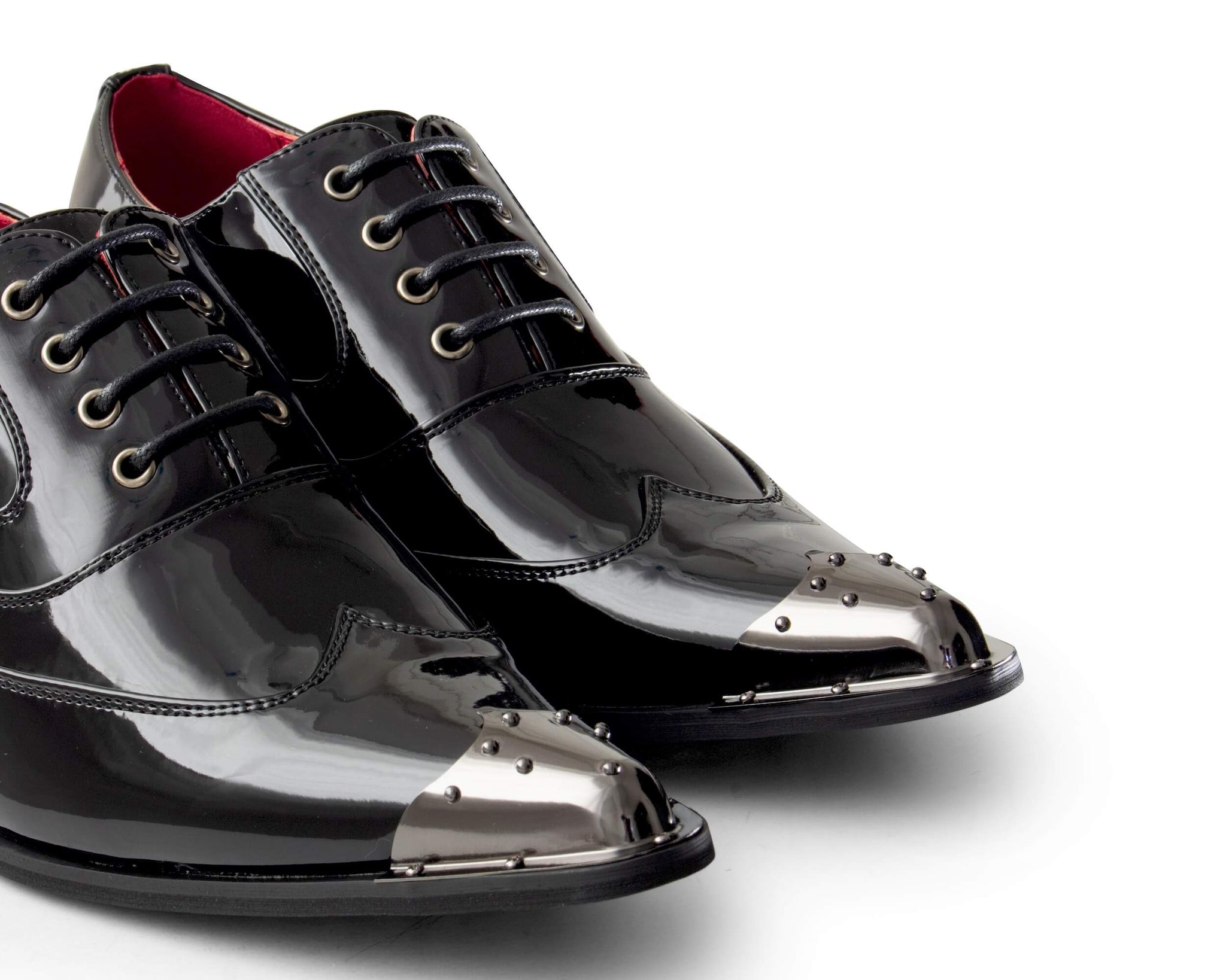 Zapatos de hombre negros de charol con puntera metálica