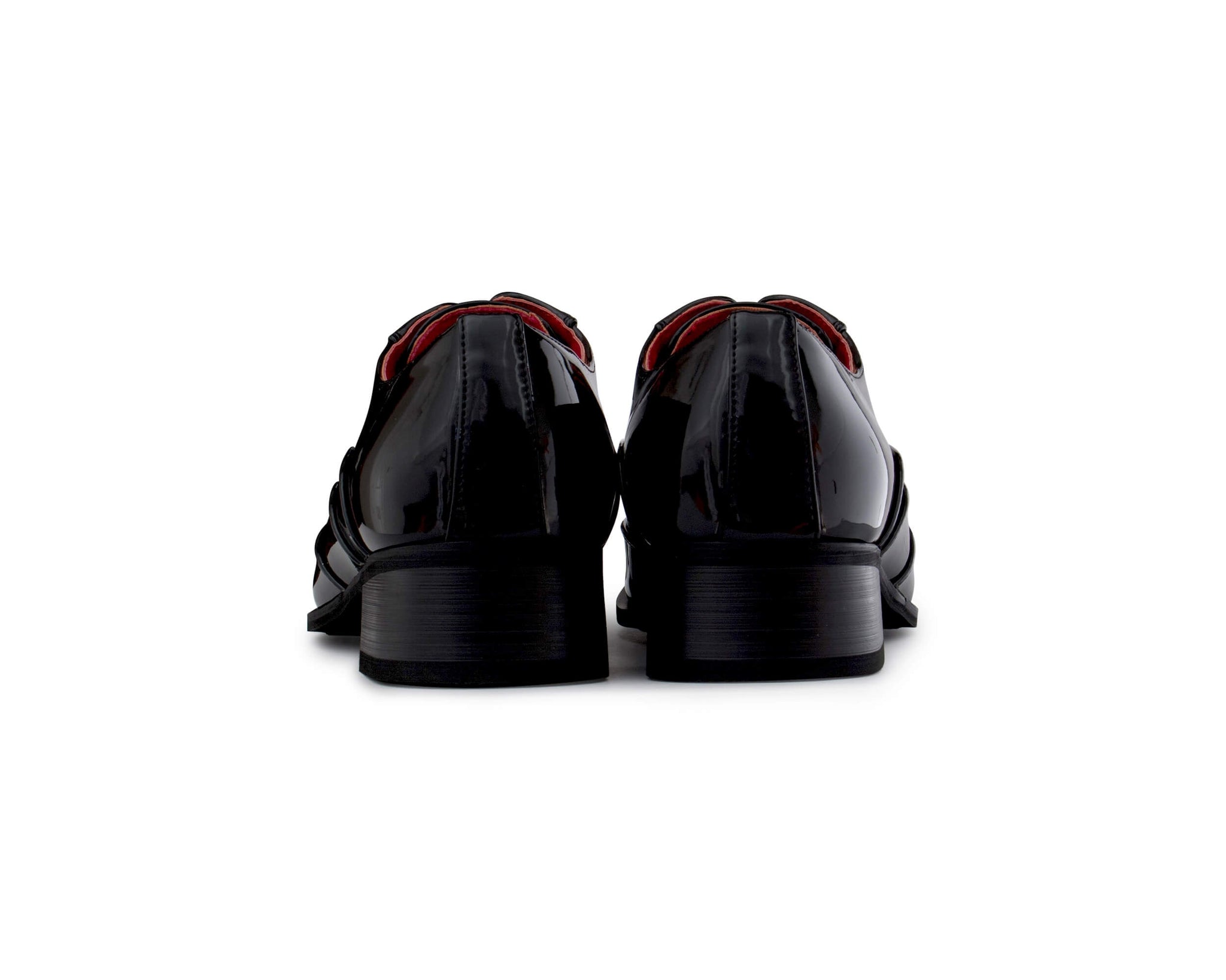 Zapatos de hombre negros de charol con puntera metálica