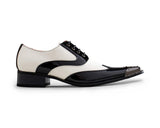 Zapatos de charol para hombre en blanco y negro con puntera metálica.
