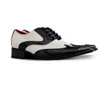 Zapatos de charol para hombre en blanco y negro con puntera metálica.