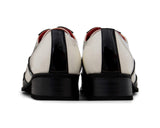 Zapatos de charol para hombre en blanco y negro con puntera metálica.