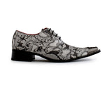 Zapatos de hombre grises con diseño de piel de serpiente y puntera metálica.