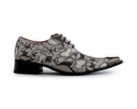 Zapatos de hombre grises con diseño de piel de serpiente y puntera metálica.