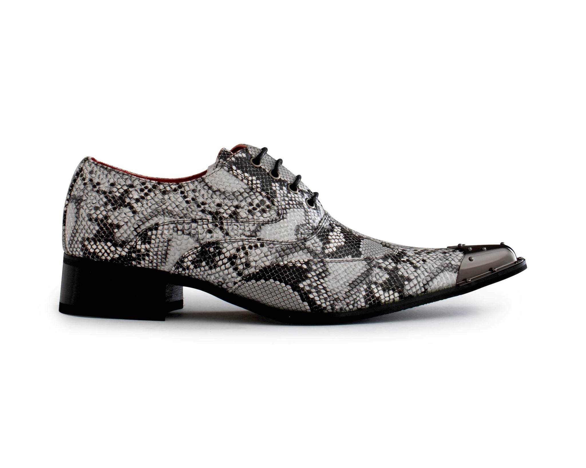 Zapatos de hombre grises con diseño de piel de serpiente y puntera metálica.