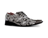 Zapatos de hombre grises con diseño de piel de serpiente y puntera metálica.