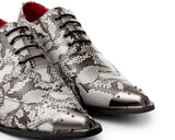 Zapatos de hombre grises con diseño de piel de serpiente y puntera metálica.