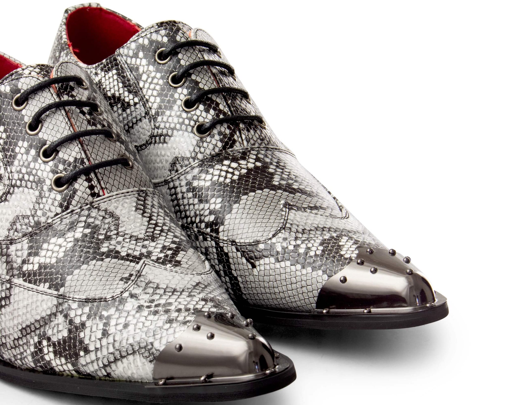 Zapatos de hombre grises con diseño de piel de serpiente y puntera metálica.