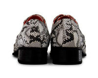 Zapatos de hombre grises con diseño de piel de serpiente y puntera metálica.