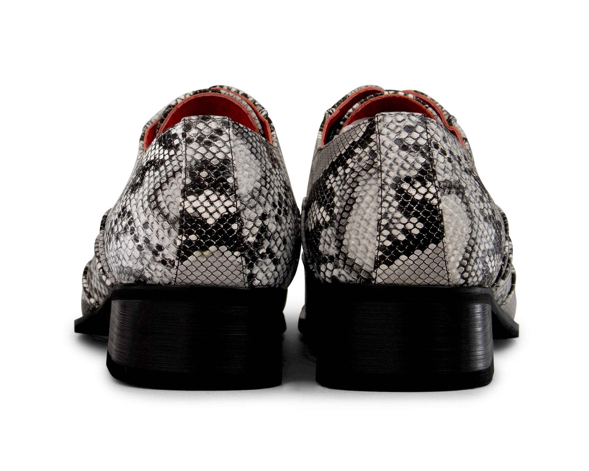 Zapatos de hombre grises con diseño de piel de serpiente y puntera metálica.