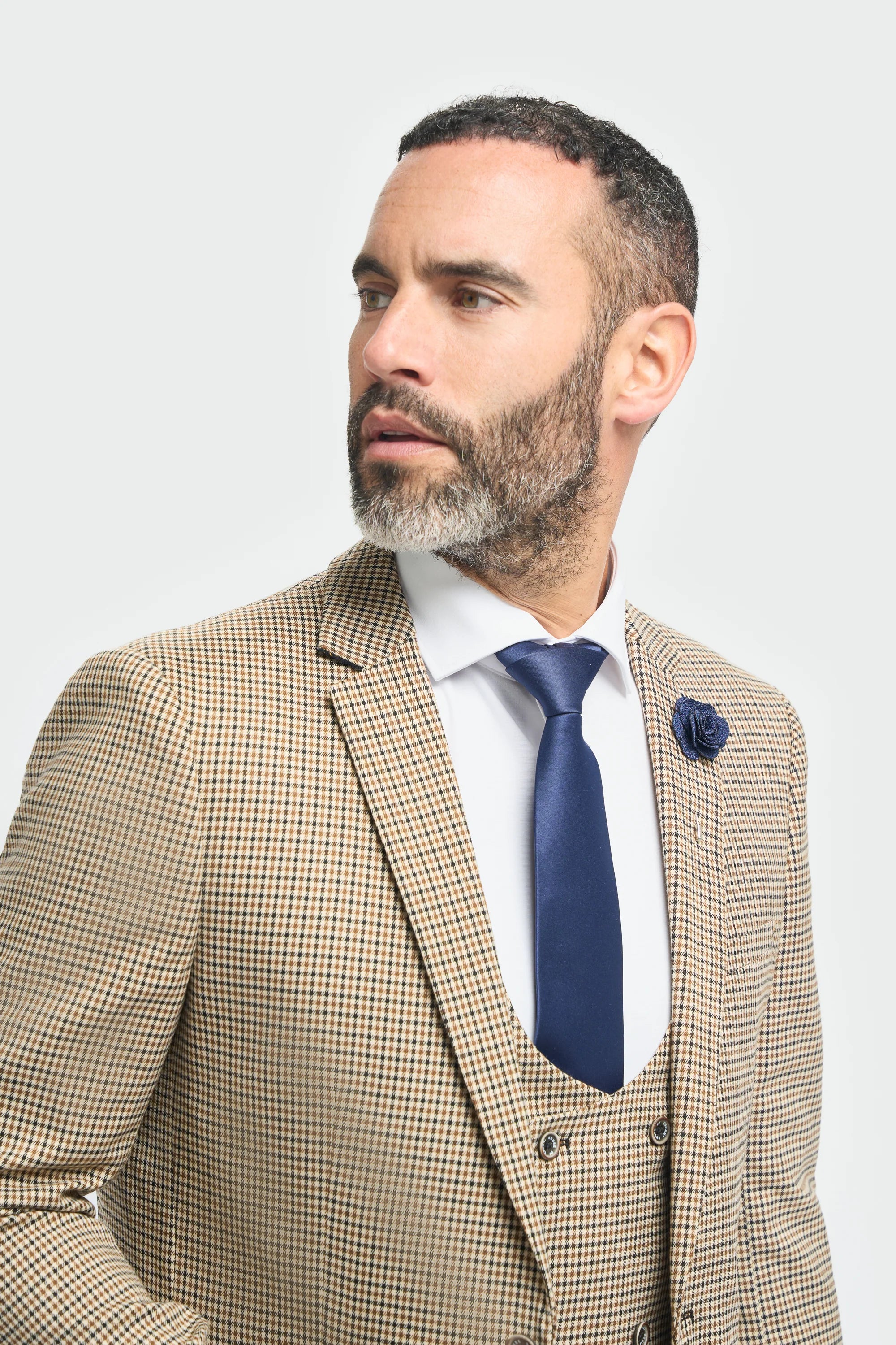 Traje de hombre a cuadros beige y azul marino