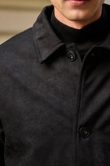 Chaqueta de hombre de ante negro acolchada con forro y cierre de botones.