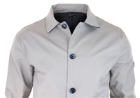 Abrigo de hombre de longitud media, ligero, elegante e informal, color beige piedra.